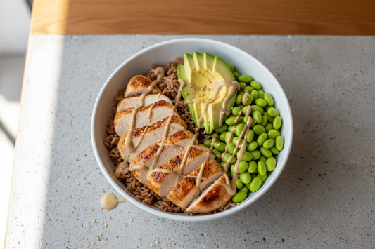 Bowl de pollo al horno con arroz integral, aguacate y salsa tahini — comida fitness Kyos Sport