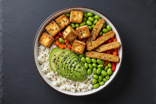 Buddha bowl de tofu marinado y tempeh crujiente con arroz de coliflor – Comida fit vegana – Kyos Sport