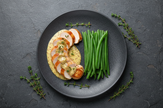 Filete de pavo en salsa de mostaza antigua con judías verdes al vapor – Cena fit recuperación – Kyos Sport