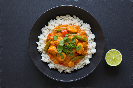 Pollo al curry con leche de coco light y arroz de coliflor – Comida fit energía e inmunidad – Kyos Sport