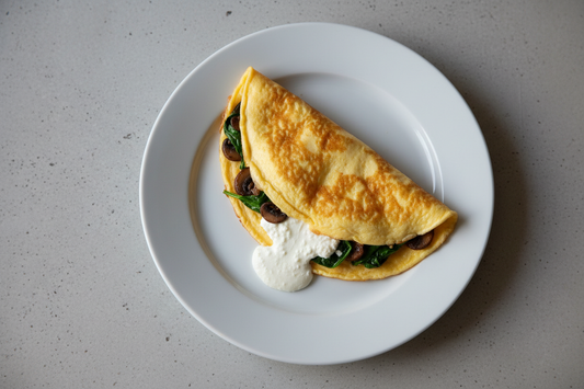 Tortilla de claras con espinacas, champiñones y queso cottage — cena fitness Kyos Sport