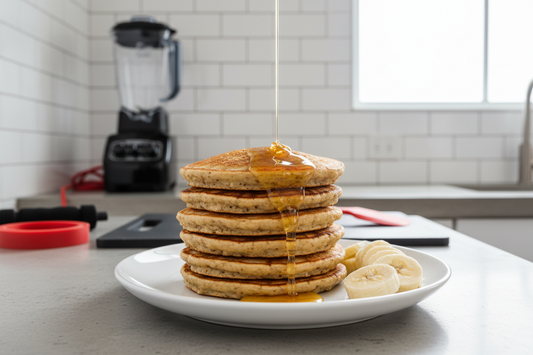 Tortitas de plátano y avena sin harina apiladas — receta fitness pre-entreno Kyos Sport