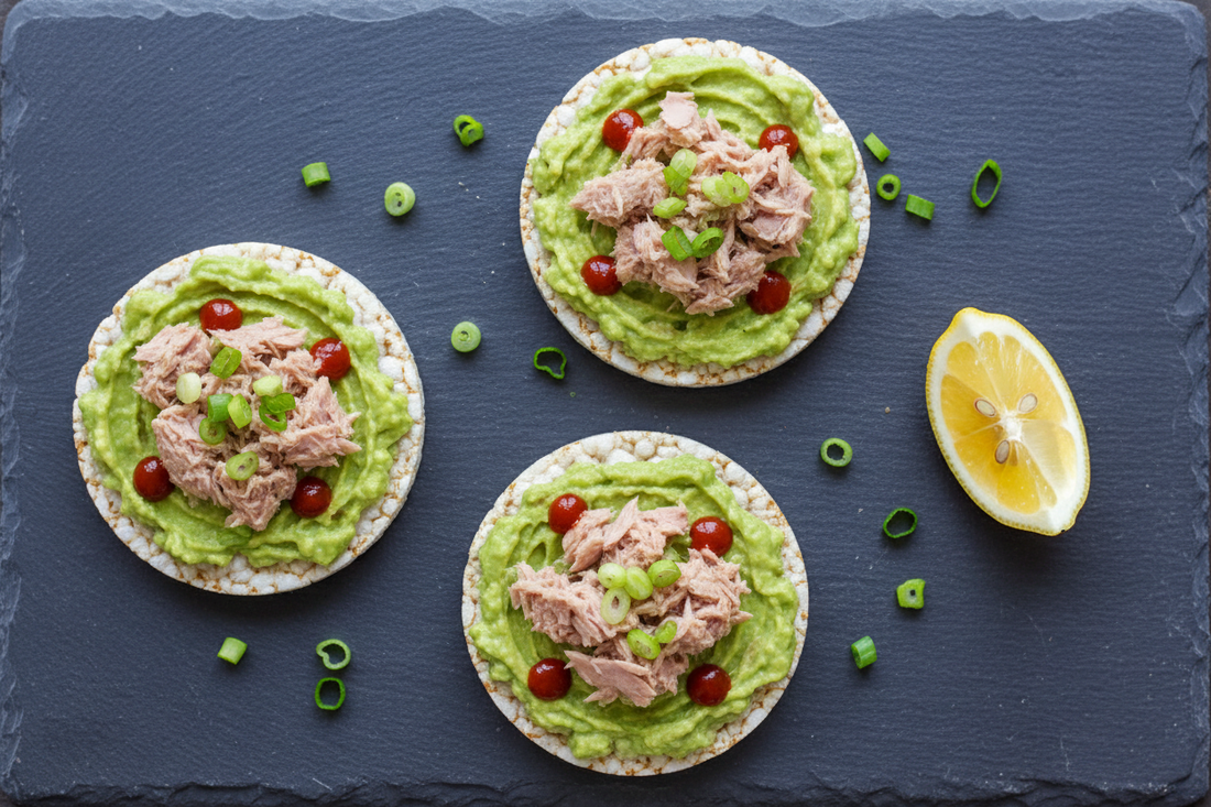 Tosta de arroz con aguacate, atún al natural y sriracha – Snack fit post-entreno express – Kyos Sport