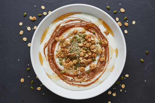 Yogur griego 0% con semillas de cáñamo, canela y granola de avena – Snack fit post-entreno – Kyos Sport