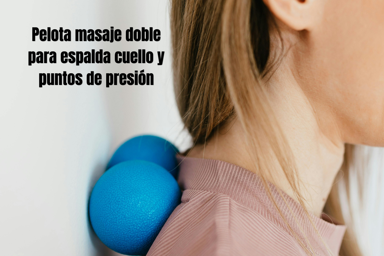 Mujer usando pelota de masaje cacahuete en el cuello – alivio tensión cervical