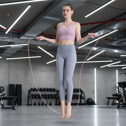 Mujer entrenando con comba inteligente digital Kyos Sport - ejercicio cardio